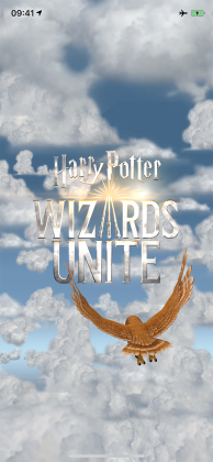 Der Intro-Film von „Harry Potter: Wizards Unite“ zeigt eine Eule, die über den Wolken vor dem Logo „Harry Potter: Wizards Unite“ fliegt, dessen Buchstabe „A“ als drei sich an der Spitze berührende Zauberstäbe dargestellt wird.