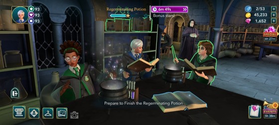 Eine Gamplay-Szene des Zaubertrankunterrichts. Mehrere Schüler stehen um ihre Kessel herum, in denen Zaubertränke brodeln. Ein Buch liegt auf dem Tisch, Snape beobachtet im Hintergrund. Oben mittig ist zu sehen, wie lange der Zaubertrank noch braucht. Res