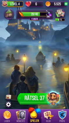 Der Hintergrund bildet die Szene ab, in der die Erstklässler mit den Booten über den See fahren. Oben auf dem Bildschirm finden sich Anzeigen für XP, Anzahl Leben und Goldmünzen, darunter ein Bild von Hagrids Hütte, das aktuelle Event und Anzahl der benöt